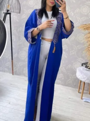 Abaya brodée en calligraphie arabe élégante