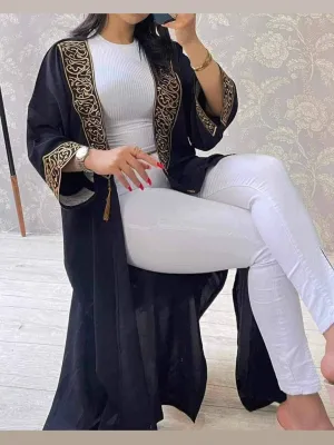 Abaya brodée en calligraphie arabe élégante