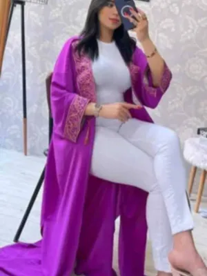 Abaya brodée en calligraphie arabe élégante