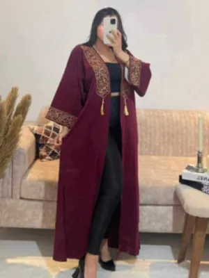 Abaya brodée en calligraphie arabe élégante