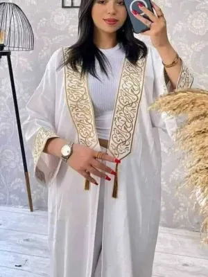 Abaya brodée en calligraphie arabe élégante