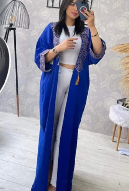 Abaya brodée en calligraphie arabe élégante