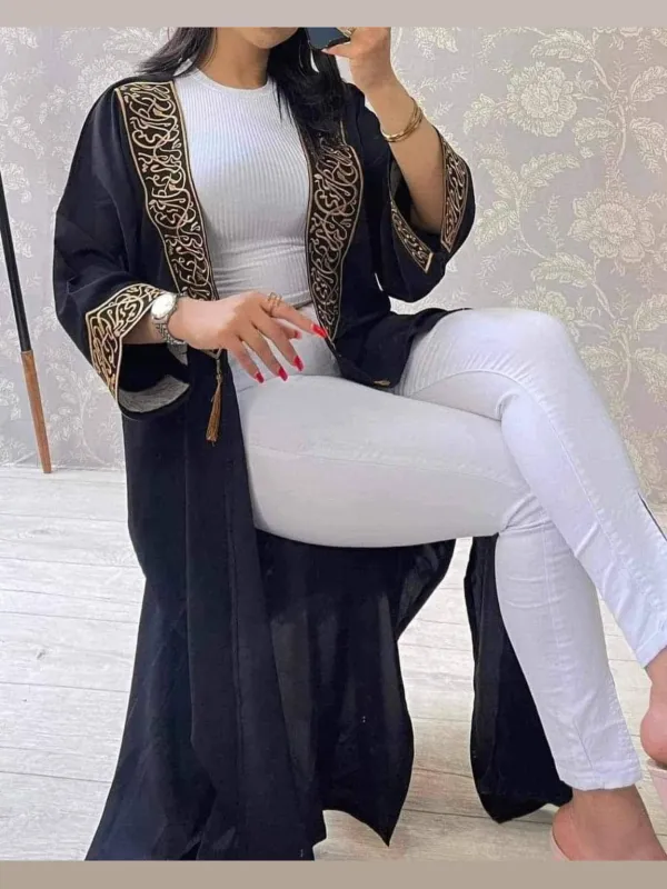 Abaya brodée en calligraphie arabe élégante