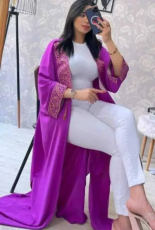 Abaya brodée en calligraphie arabe élégante