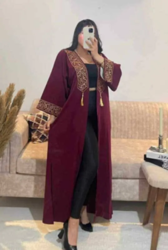 Abaya brodée en calligraphie arabe élégante
